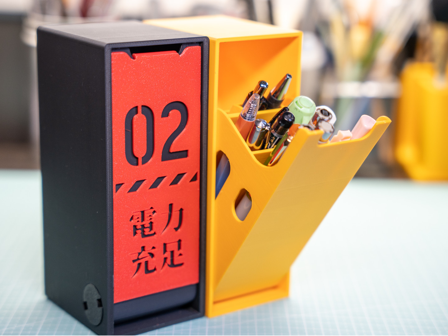 斜开封闭式笔筒收纳盒