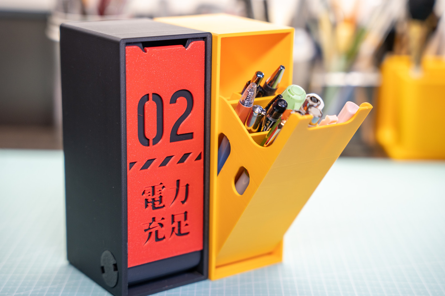 斜开封闭式笔筒收纳盒