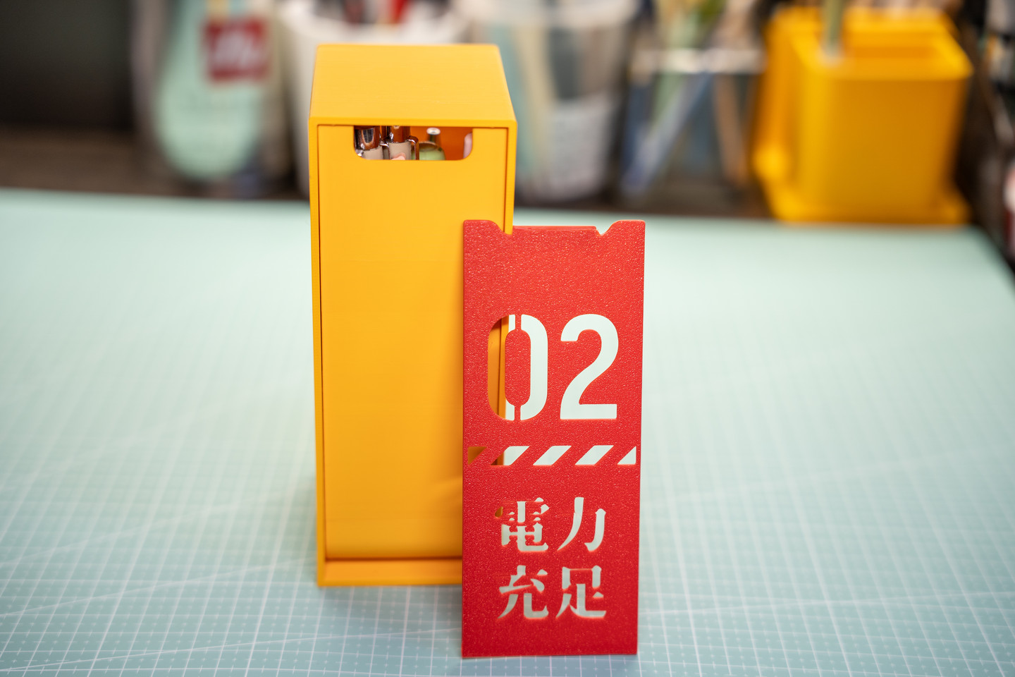 斜开封闭式笔筒收纳盒