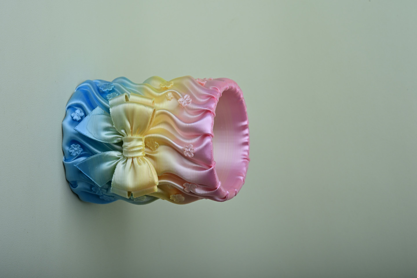 柔缎繁花笔筒