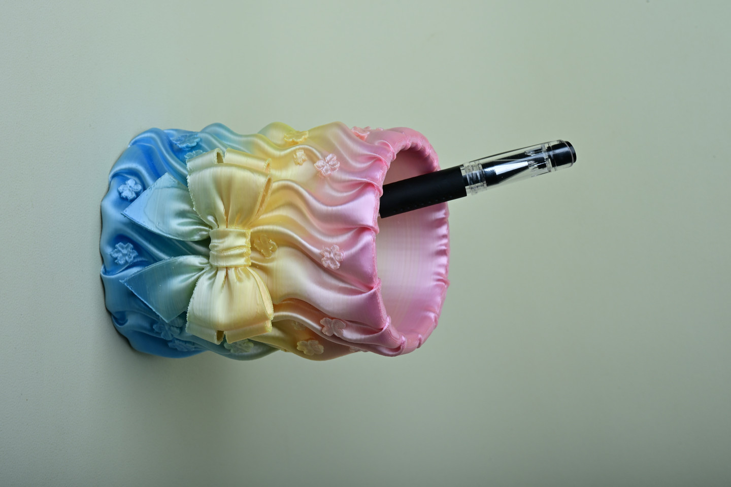 柔缎繁花笔筒