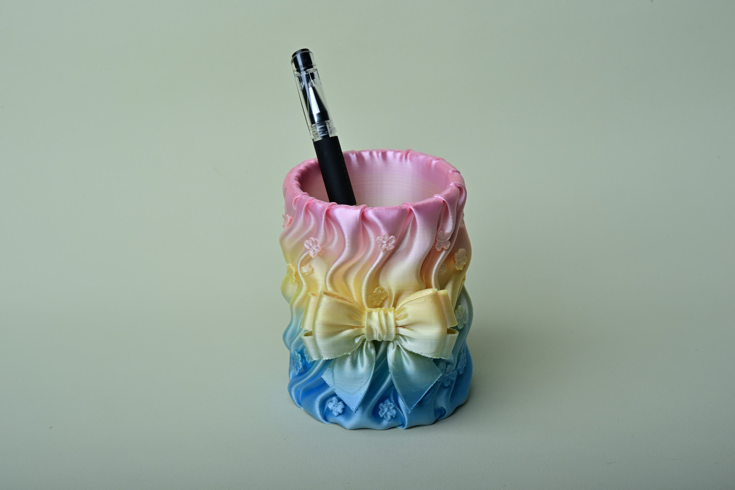 柔缎繁花笔筒