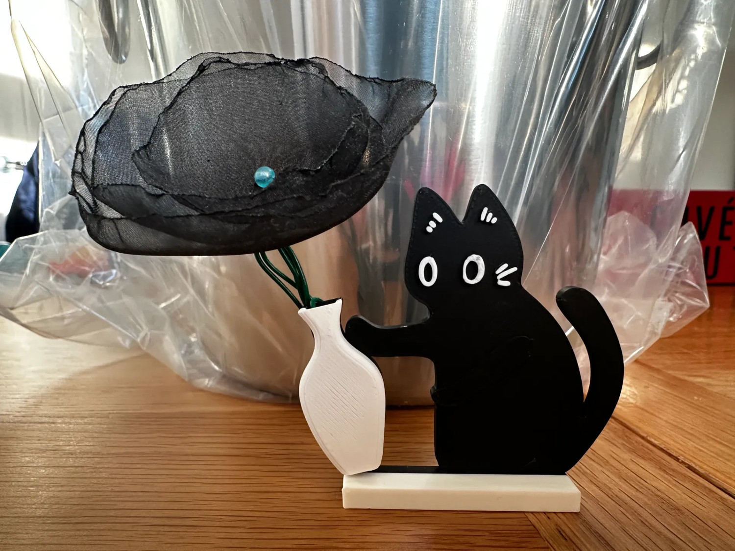 一只淘气的小猫（打翻的花瓶）