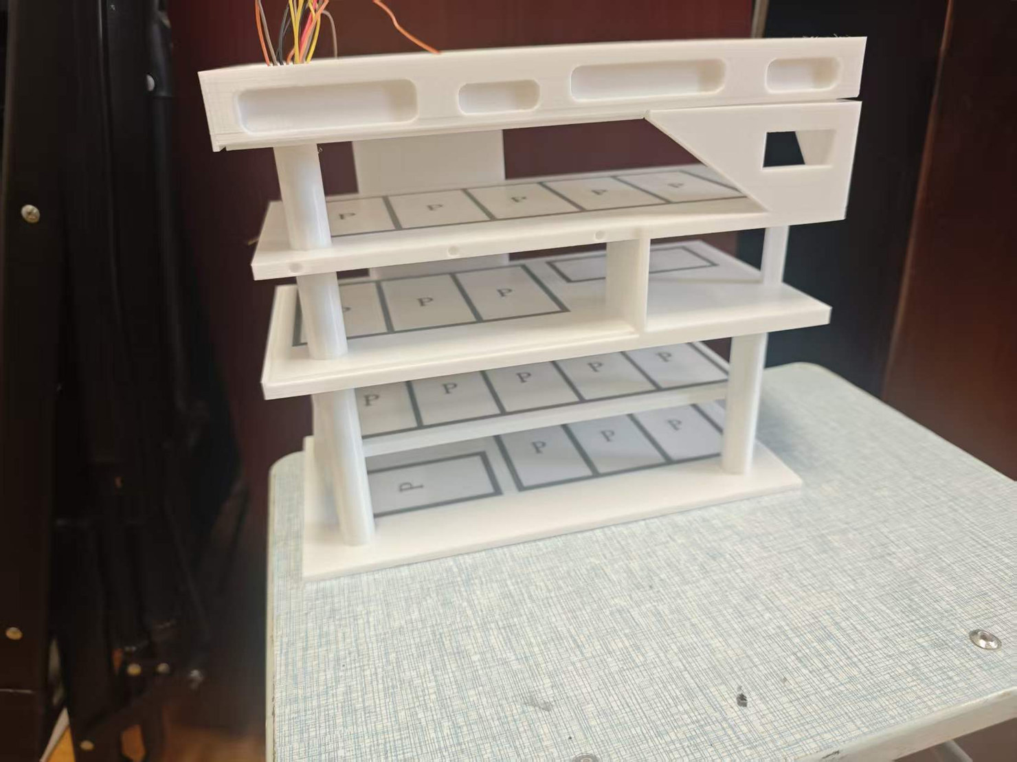 1比64汽车展示商店（ai创建失败，所以手工建模复刻的一般）